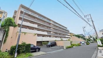 石名坂公園を身近に感じられる緑豊かな佇まい