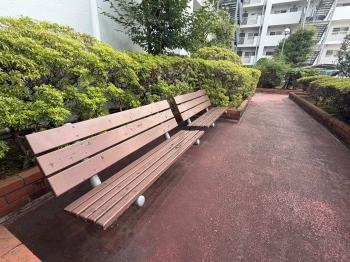 緑豊かな中庭スペース。居住者の憩いの場に
