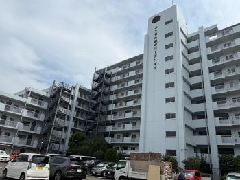 白を基調とした存在感のある大規模マンション