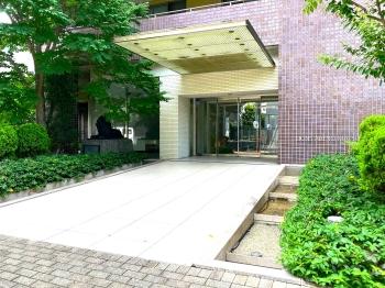 緑の植栽がきれいなエントランスです。