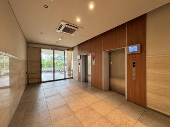 エレベーターホール。エレベーターは２基設置されております