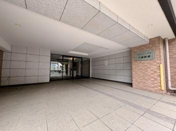 広々としたマンションの入り口