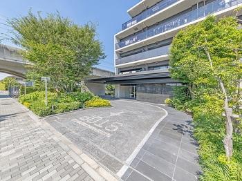 緑豊かな植栽に彩られた、落ち着きのあるエントランスアプローチ