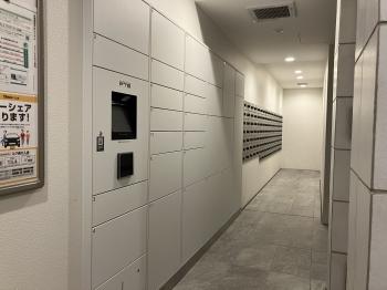 共用部に宅配ボックスがあるため、不在時にも荷物の受け取りが可能です。