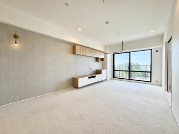 明るく開放的な約11.5帖のリビングダイニング