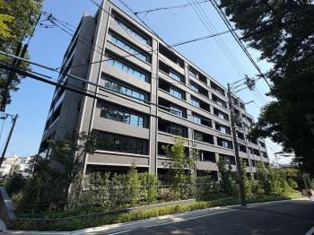 歴史ある覚王山の杜に調和する重厚な外観。