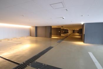 地下1階平面駐車場。高級車オーナーにも嬉しい、地下平面駐車場を設置。
