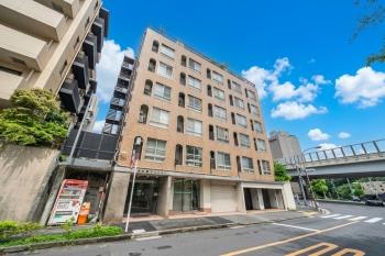 高速道路からは離れた部屋位置になります。
