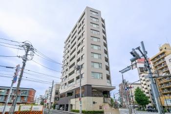 グレーのタイルをあしらったモダンな意匠の外観デザイン