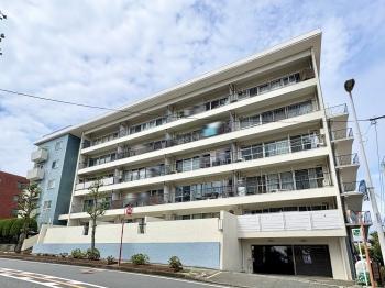 湘南の潮風を感じる、落ち着いた佇まい。