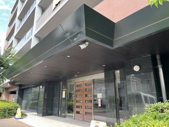 東側エントランス　オートロックシステムあり