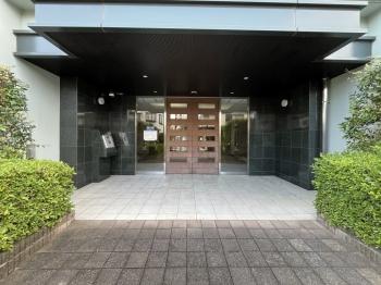 西側サブエントランス　こちらにもオートロックシステムが付いています。