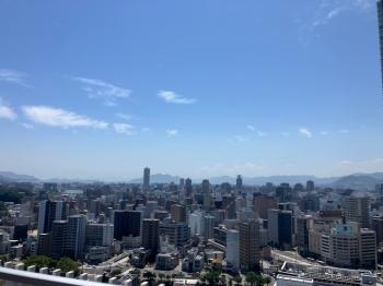 バルコニーから市内中心部を望みます。眺望は永続的に保証されるものではありません。
