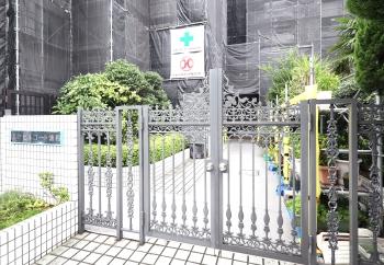 門扉のあるマンション　大規模修繕工事中　10月末完了予定