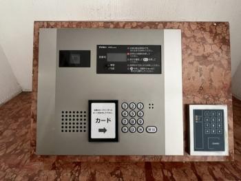不審者や勧誘員などが建物内に立ち入るのを防いでくれるオートロック付き。