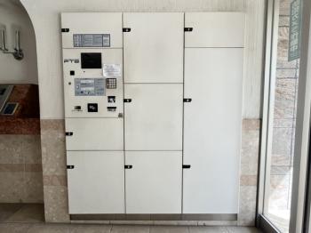 共用部に宅配ボックスがあるため、不在時にも荷物の受け取りが可能です。