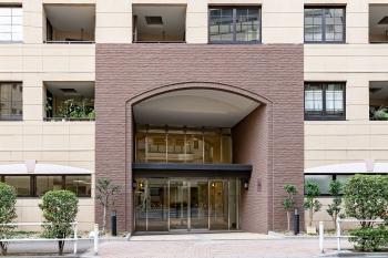 重厚感のあるマンションエントランス