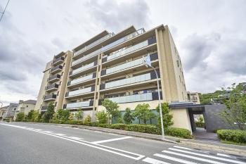 2014年8月建築、総戸数99戸のマンション外観