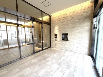 天井高約3.5メートルのゆとりあるエントランスホール