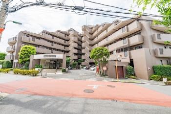 落ち着いたブラウン系タイル張りの外観。