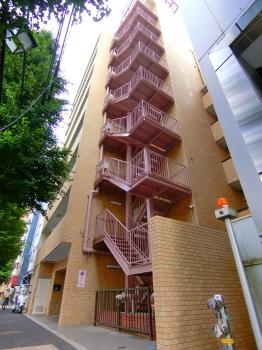 地上8階建て、総戸数27戸のマンション
