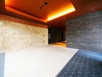 不審者や勧誘員などが建物内に立ち入るのを防いでくれるオートロック付き