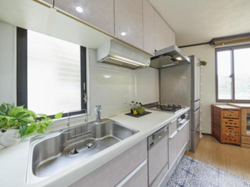 システムキッチンは3口コンロで窓があり、広く使いやすい大きさです。