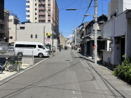 西側から前面道路を撮影。