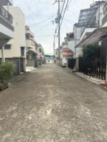 西側前面道路（南から北向き）