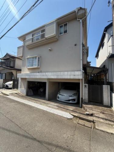 駐車場は平置き・地下で計2台。地下にはバイク等を駐車できるスペースもあり