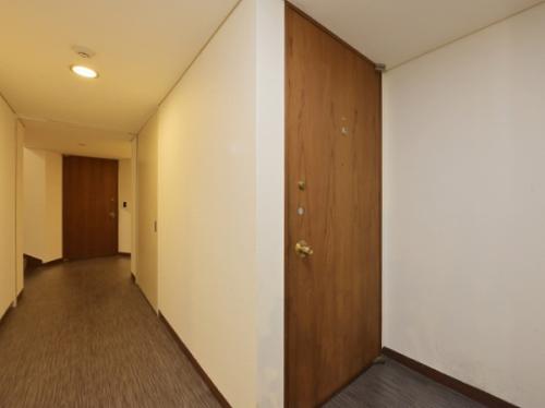 白を基調とした内廊下設計