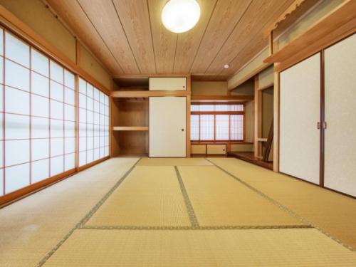 ８帖の和室（床の間つき）