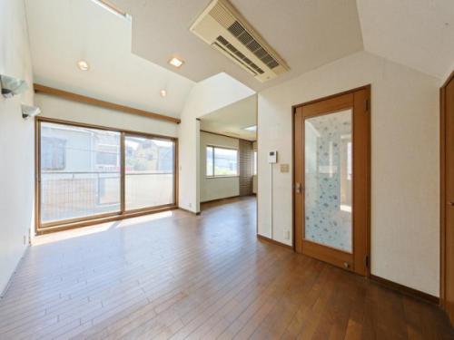 2階部分のダイニングは吹き抜けとなっており、天窓から光が差し込みます。