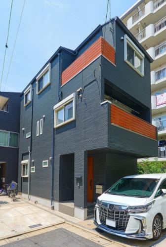 黒を基調としたスタイリッシュな外観で、駐車スペースあり