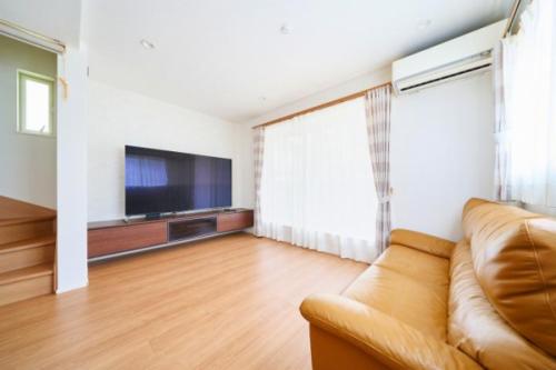 備え付けのテレビボードがあり、オシャレ空間を演出