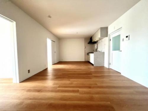 ～フロアタイル交換、全室クロス張替え～