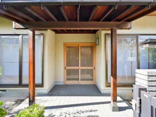 木目調で温かみのある玄関です