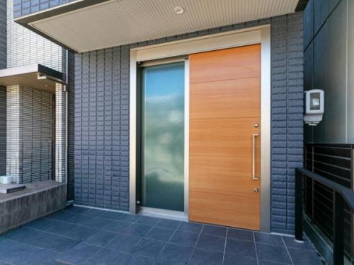 スライドドアの玄関！手荷物が多くても開けやすいです。