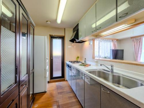 3口コンロのカウンターキッチンからは東側バルコニーへつながっています