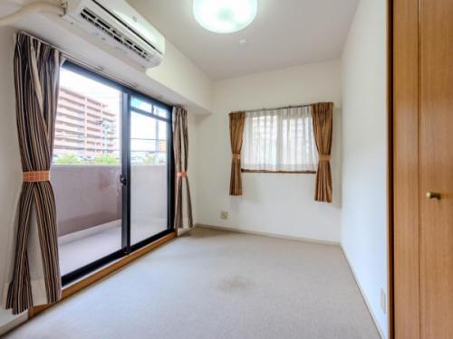 約５．２帖の洋室は２面から採光が見込まれます