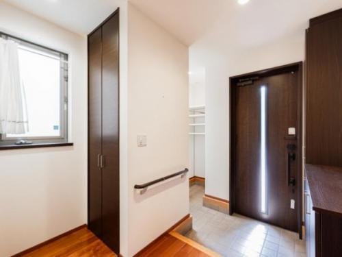 玄関　床材は挽板(チェリー)です。シューズインクロークもあります。