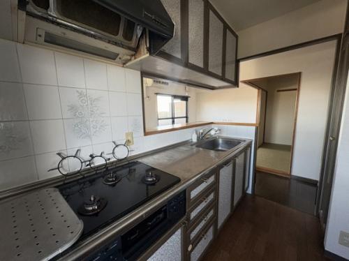 キッチン横にはバルコニーもございます