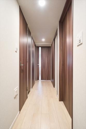 廊下にはマルチスペースと収納があります