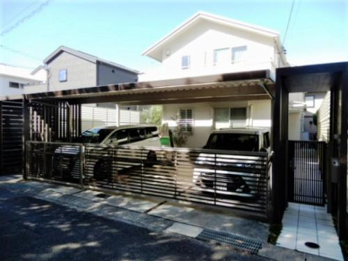 シャッター付きの駐車場で３台駐車可能です。