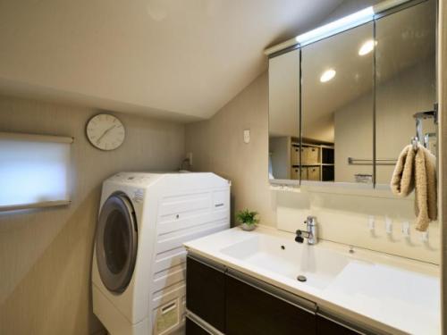 洗面室となっており、別途洗面収納がございます。