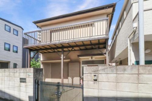 南東・南西道路角地。本地がセットバック後は前面道路約4mとなる予定です。 南東・南西道路角地。本地がセットバック後は前面道路約4mとなる予定です。