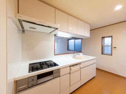 白が基調のキッチン