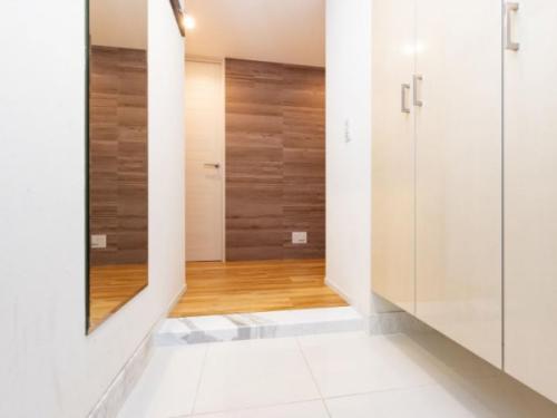 タイル張りの玄関