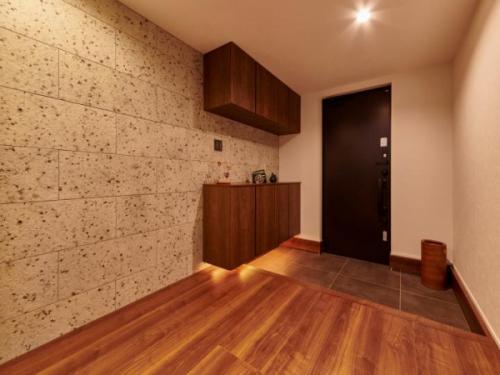 ■約3.7帖の玄関ホールスペースには、上部と下部にそれぞれ靴箱がございます。