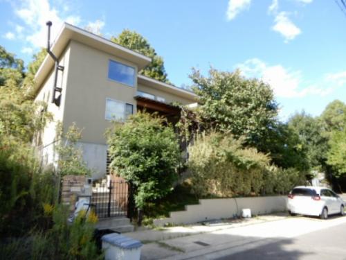 自然に囲まれた居宅となっております。